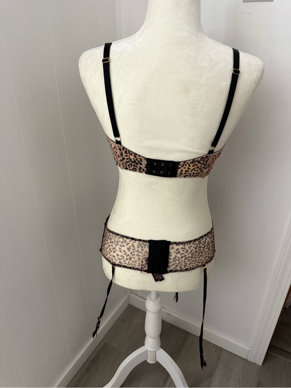 VICTORIA’S SECRET Very Sexy Bra and Garter Belt 34DD - Picture 13 of 16
